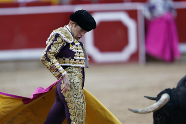 Fotos de la corrida de La Palmosilla, en la que se han cortado tres orejas y Borja Jiménez ha sufrido una cornada./