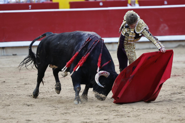Fotos de la corrida de La Palmosilla, en la que se han cortado tres orejas y Borja Jiménez ha sufrido una cornada./