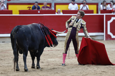 Fotos de la corrida de La Palmosilla, en la que se han cortado tres orejas y Borja Jiménez ha sufrido una cornada./