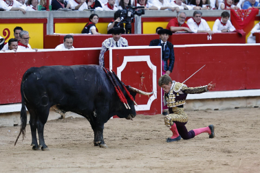 Fotos de la corrida de La Palmosilla, en la que se han cortado tres orejas y Borja Jiménez ha sufrido una cornada./