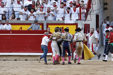 Fotos de la corrida de La Palmosilla, en la que se han cortado tres orejas y Borja Jiménez ha sufrido una cornada./