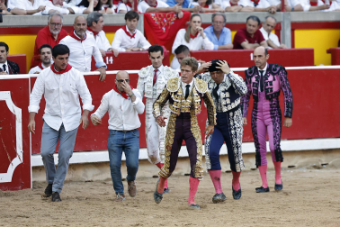 Fotos de la corrida de La Palmosilla, en la que se han cortado tres orejas y Borja Jiménez ha sufrido una cornada./