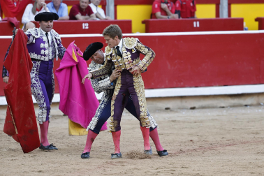 Fotos de la corrida de La Palmosilla, en la que se han cortado tres orejas y Borja Jiménez ha sufrido una cornada./