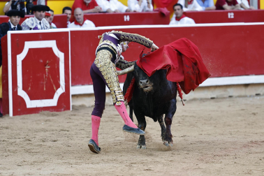 Fotos de la corrida de La Palmosilla, en la que se han cortado tres orejas y Borja Jiménez ha sufrido una cornada./