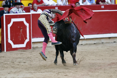 Fotos de la corrida de La Palmosilla, en la que se han cortado tres orejas y Borja Jiménez ha sufrido una cornada./