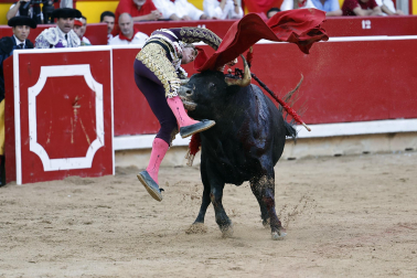 Fotos de la corrida de La Palmosilla, en la que se han cortado tres orejas y Borja Jiménez ha sufrido una cornada./