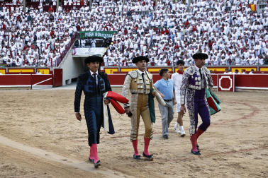 Fotos de la corrida de La Palmosilla, en la que se han cortado tres orejas y Borja Jiménez ha sufrido una cornada./