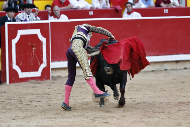 Fotos de la corrida de La Palmosilla, en la que se han cortado tres orejas y Borja Jiménez ha sufrido una cornada./