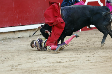 Fotos de la corrida de La Palmosilla, en la que se han cortado tres orejas y Borja Jiménez ha sufrido una cornada./