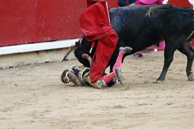 Fotos de la corrida de La Palmosilla, en la que se han cortado tres orejas y Borja Jiménez ha sufrido una cornada./