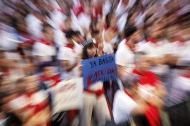 Cientos de personas secundan la convocatoria feminista contra una posible agresión sexual en Pamplona./