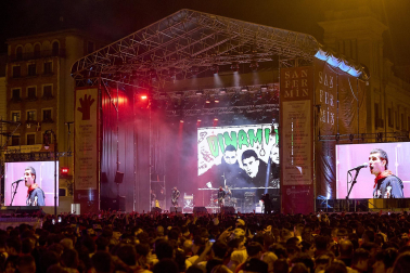 Concierto de Dinamita y Chill Mafia en la Plaza del Castillo la noche del 7 de julio