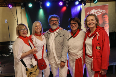 De izquierda a derecha, Pura Herrero, Elena Pezonaga, Gabriele Troilo (vicerrector de la Universidad Bocconi de Milán) y su mujer Claudia, junto a Malena Remírez, vicedecana de la UPNA