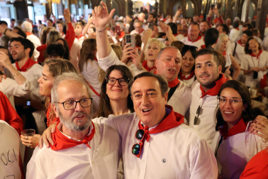 Representantes del champán Taittinger y amigos, en el baile de la alpargata