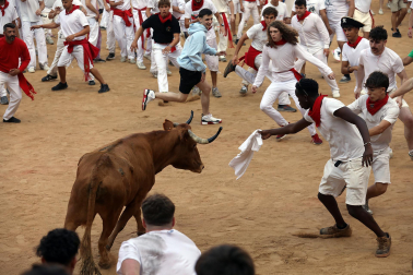 Vaquillas en la plaza de toros de Pamplona tras el segundo encierro de San Fermín 2024. |