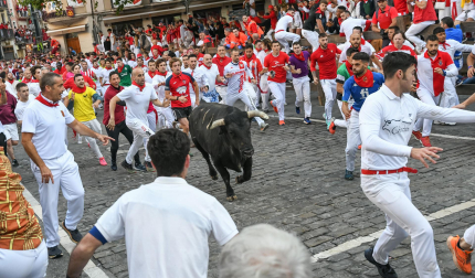 Desgreñado, el toro de Cebaga Gago que completó el tramo final del segundo encierro con el pitón izquierdo partido