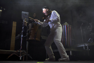 Actuación del grupo vasco Zetak la noche del 8 de julio de 2024 en la Plaza del Castillo durante SanFermies