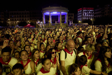 Actuación del grupo vasco Zetak la noche del 8 de julio de 2024 en la Plaza del Castillo durante SanFermies