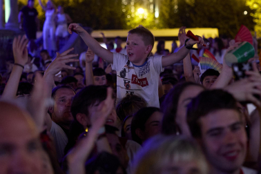 Actuación del grupo vasco Zetak la noche del 8 de julio de 2024 en la Plaza del Castillo durante SanFermies