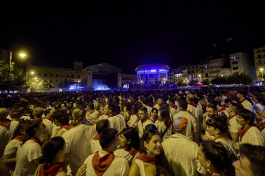 Actuación del grupo vasco Zetak la noche del 8 de julio de 2024 en la Plaza del Castillo durante SanFermies