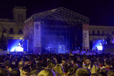 Actuación del grupo vasco Zetak la noche del 8 de julio de 2024 en la Plaza del Castillo durante SanFermies