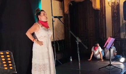 María Ciriza Gutiérrez, de la escuela de jotas de Tafalla Hermanas Flamanrique, ha actuado con Patxi en el Baile de la Alpargata. Han cantado 'Cuando corro en el encierro'.