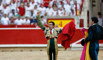 Emilio de Justo celebra la faena que le ha llevado a la puerta grande