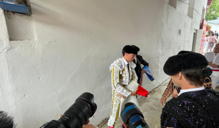 Ginés Marín antes de saltar al ruedo
