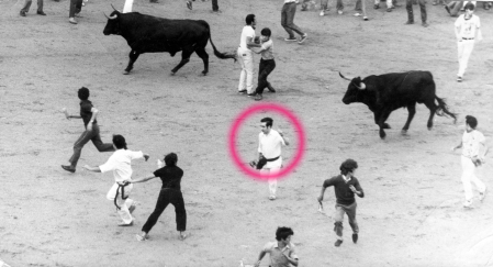 Eugenio Salinas, en un círculo, en una imagen en torno a 1970