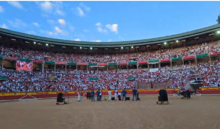 Entrega total del público con los primeros compases de la ranchera El Rey junto a Chuchín Ibáñez