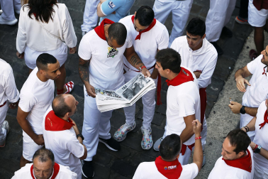 Fotos de los mozos en los minutos previos al comienzo del cuarto encierro de los Sanfermines 2024.