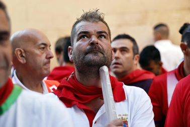 Fotos de los mozos en los minutos previos al comienzo del cuarto encierro de los Sanfermines 2024.