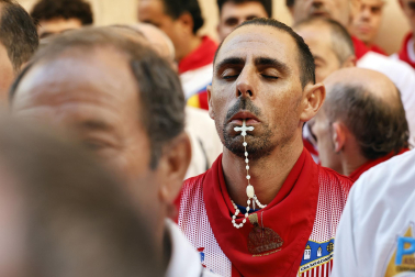 Fotos de los mozos en los minutos previos al comienzo del cuarto encierro de los Sanfermines 2024.
