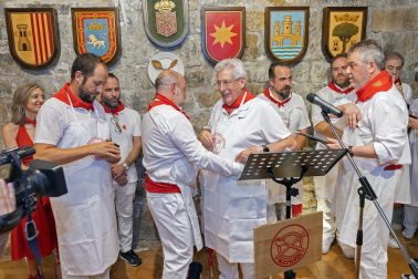Fotos de la entrega del Gallico de Oro de Napardi a Pedro Miguel Echenique./