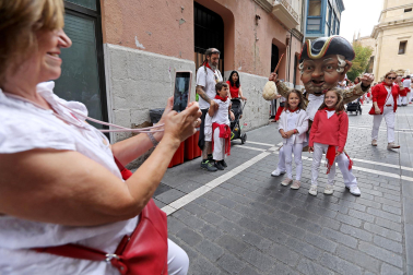 Fotos de Gigantes y Cabezudos en San Fermín 2024./