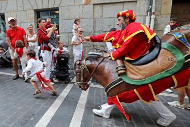 Fotos de Gigantes y Cabezudos en San Fermín 2024./