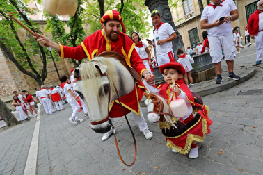 Fotos de Gigantes y Cabezudos en San Fermín 2024./
