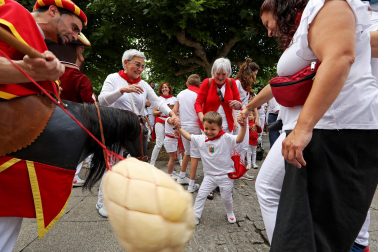 Fotos de Gigantes y Cabezudos en San Fermín 2024./