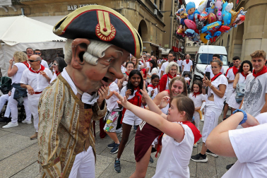 Fotos de Gigantes y Cabezudos en San Fermín 2024./