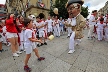 Fotos de Gigantes y Cabezudos en San Fermín 2024./