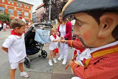 Fotos de Gigantes y Cabezudos en San Fermín 2024./