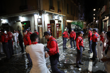 A las cinco de la madrugada, acompañan a los equipos de limpieza