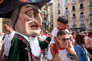 Salida de la Comparsa de Gigantes y Cabezudos este domingo 14 de julio.
