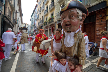 Salida de la Comparsa de Gigantes y Cabezudos este domingo 14 de julio.