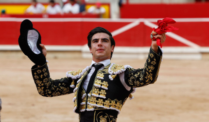 El diestro Jesús Enrique Colombo saluda al tendido tras cortar una oreja a su primer toro de la ganadería Miura durante la última corrida de la Feria del Toro de Pamplona