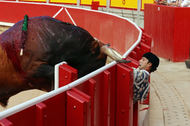 El primer toro de Antonio Ferrera, de la ganadería Miura, ha amagado con saltar al callejón durante la última corrida de la Feria del Toro de Pamplona
