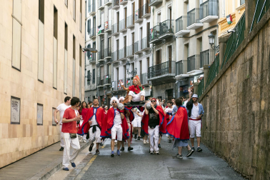 Alegría y fiesta en la despedida de los Sanfermines con el tradicional 'Encierro de la villavesa'