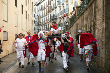 Alegría y fiesta en la despedida de los Sanfermines con el tradicional 'Encierro de la villavesa'