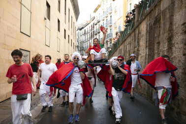 Alegría y fiesta en la despedida de los Sanfermines con el tradicional 'Encierro de la villavesa'