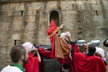 Alegría y fiesta en la despedida de los Sanfermines con el tradicional 'Encierro de la villavesa'